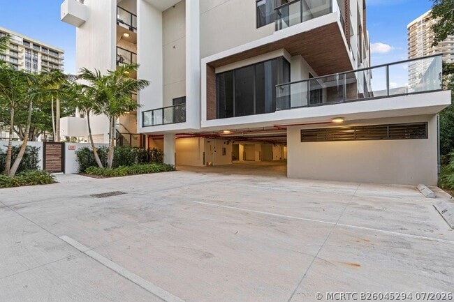Building Photo - 3040 N Ocean Blvd