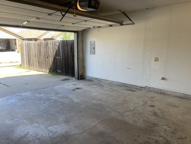 Building Photo - 2-Bedroom Home with 2-Car Garage