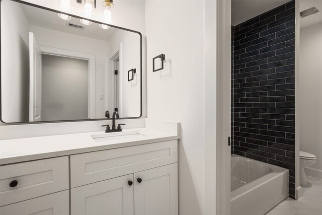 Building Photo - 882 Prosper St