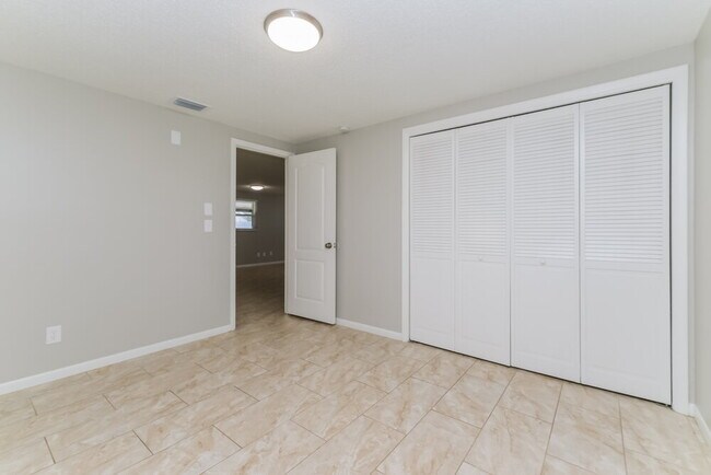 Building Photo - 516 Firefly Ln