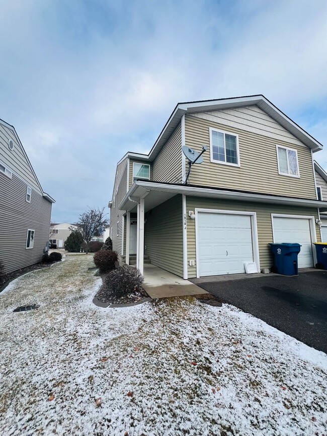 Building Photo - Amazing 3 Bed 2.5 Bath - Townhouse