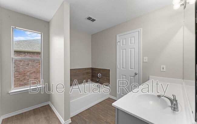 Building Photo - 1817 Cedarbriar Dr