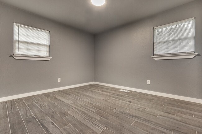 Building Photo - 13817 N Everest Ave