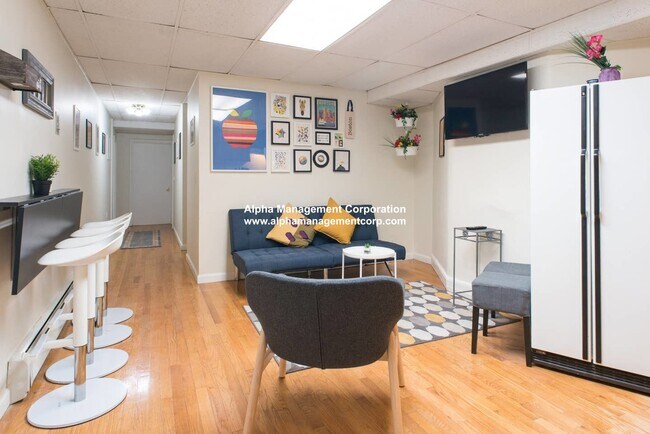 Building Photo - 32 Moultrie St