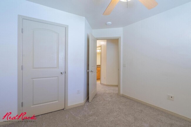 Building Photo - 3 Bedroom Townhome In Fossil Hills!