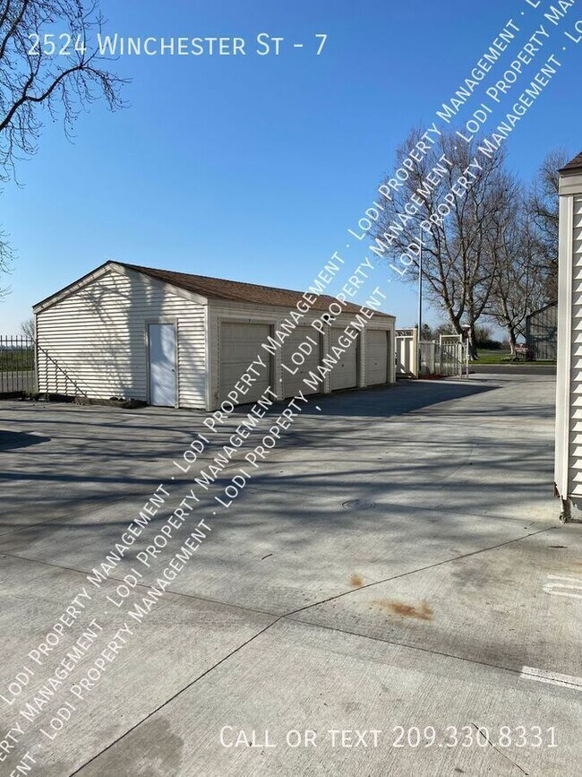 Building Photo - 2524 Winchester Dr
