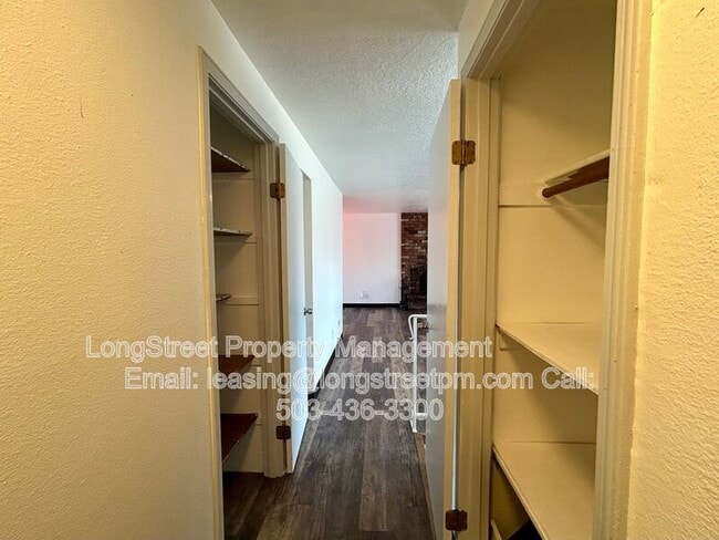 Building Photo - 794 SW Orchard Pl