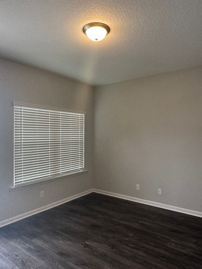 Building Photo - For Rent: Half Off Full First Month Rent