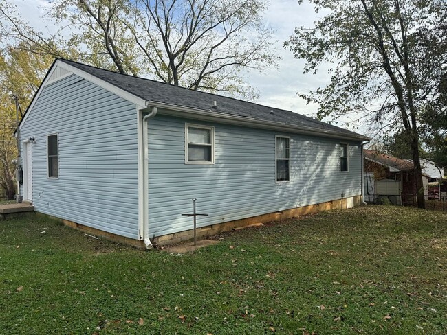 Building Photo - Cute 3 Bed/1 Bath off Cunningham Lane! New...