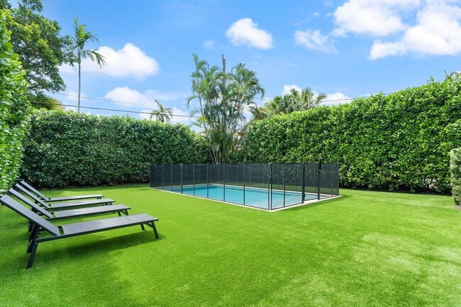 Building Photo - 634 W 47th St