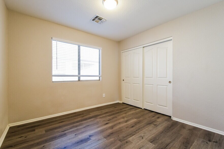 Building Photo - 1427 E Vernoa St