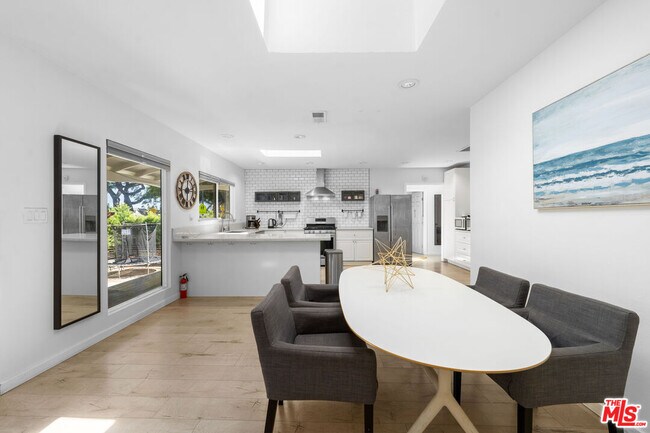 Building Photo - 2559 Colby Ave