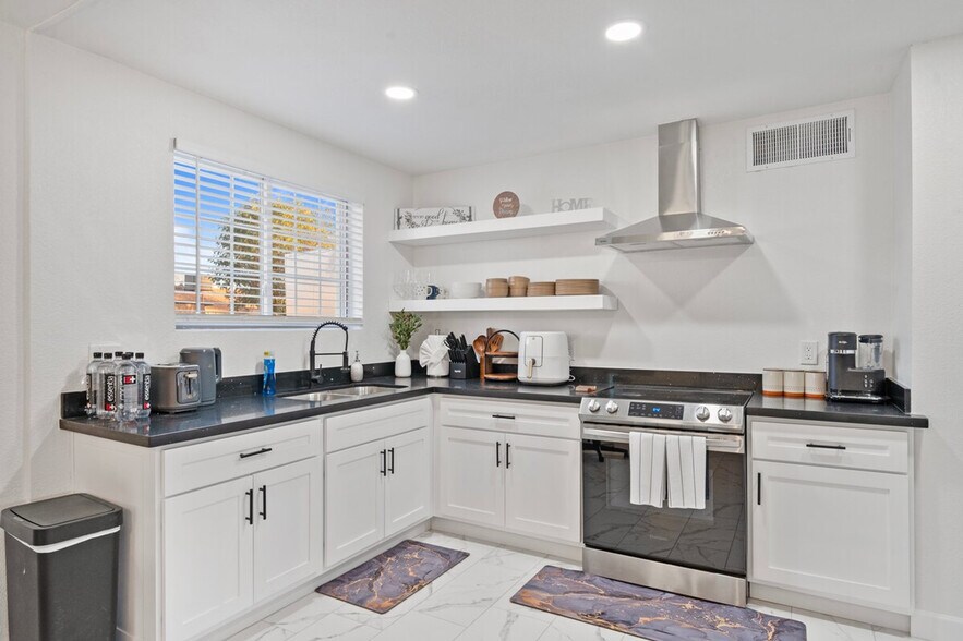 Building Photo - 3023 N 40th Ln