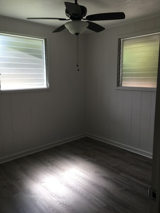 Building Photo - Conveniently Located 2BR/1BA Home - Near Keaau Shopping Center