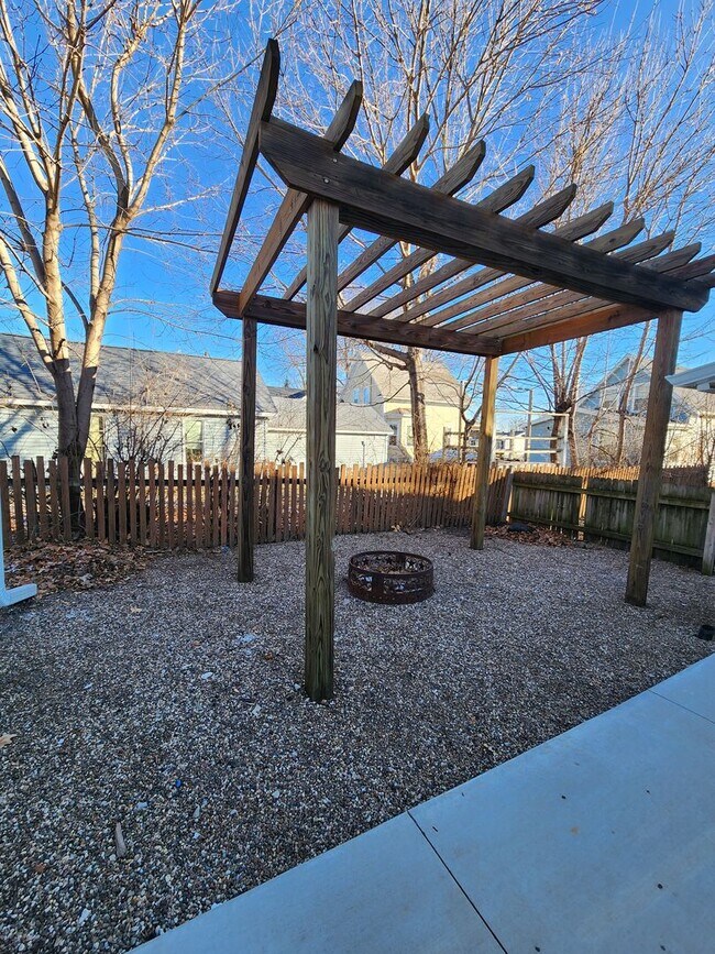 Building Photo - Spacious 3 Bedroom 1.5 Bathroom Home