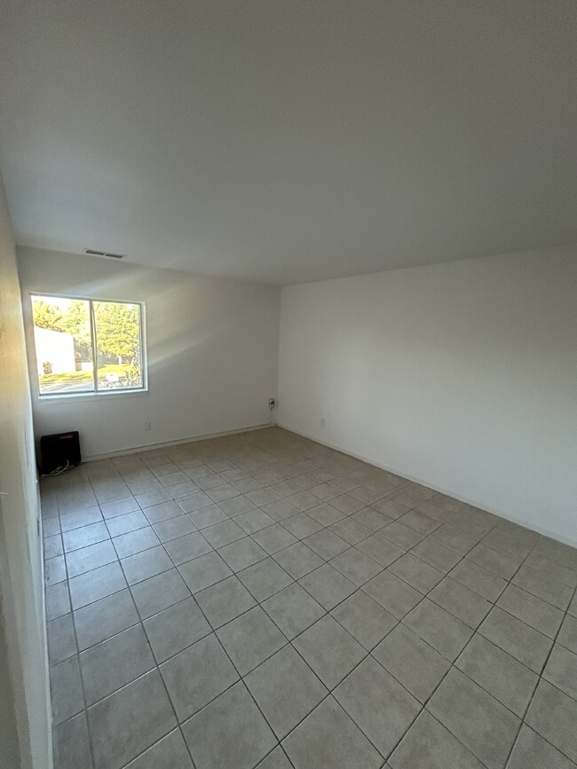 Building Photo - Spacious Condo in Nice Location!