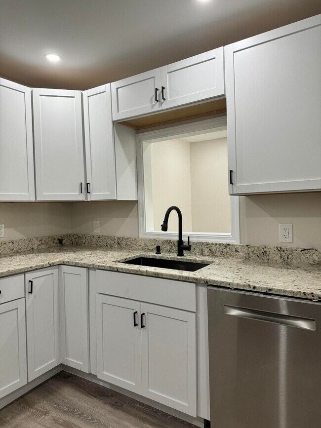 Building Photo - 404 Bainbridge Ct