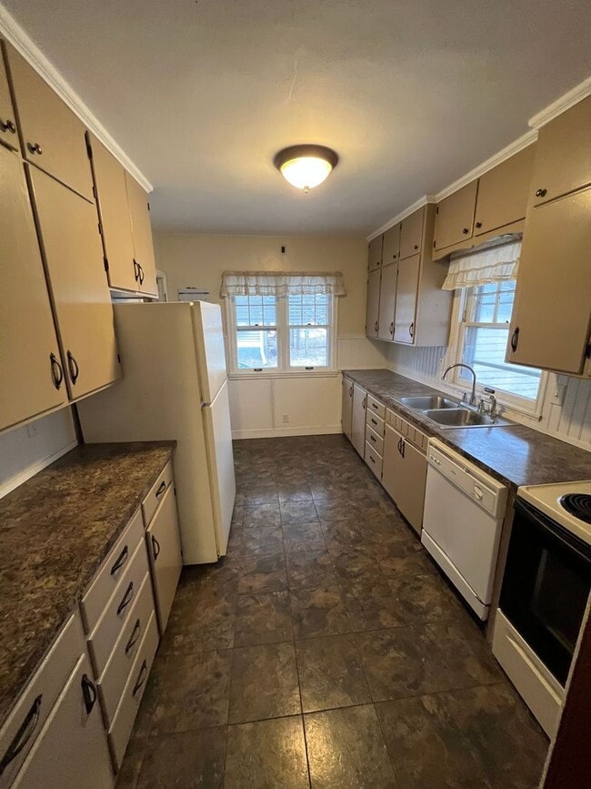 Building Photo - Very Spacious 4 Bedroom 2 1/2 Bath House Close to Campus!