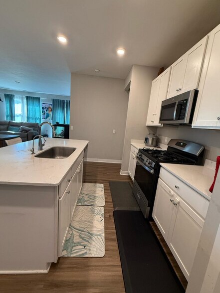 Building Photo - 206 Switchgrass Ln