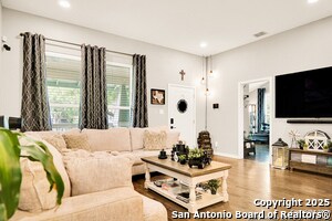 Building Photo - 1038 W Mistletoe Ave