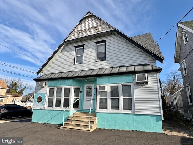 Building Photo - 3002 N Centre St