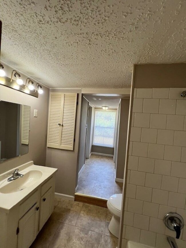 Building Photo - 3B/1.5B Home Available in Lake Charles