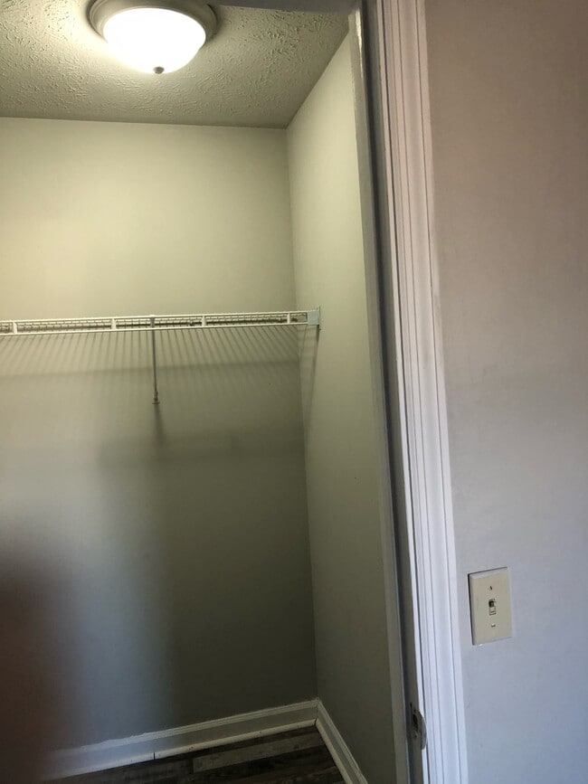 Building Photo - 123 Holly Ct