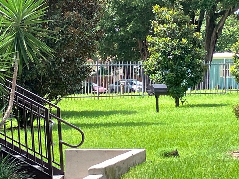 Building Photo - 360 Lake Ontario Ct