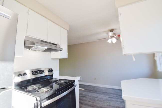 Building Photo - Newly Updated Single Level 2 Bedroom Apt in SE Portland!