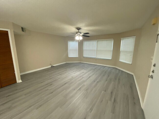 Building Photo - Great 3 Bedroom, 2 Bathroom condo in the V...