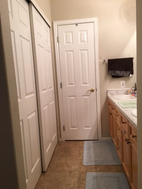 Building Photo - 8422 S Upham Way