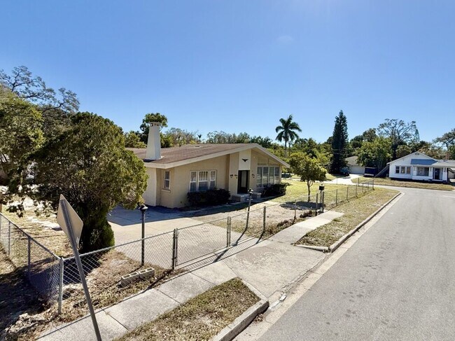 Building Photo - 1013 23rd St W