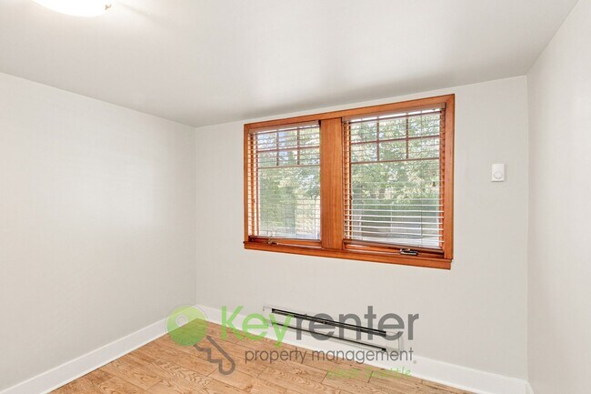 Building Photo - 221-221 E Louisa St