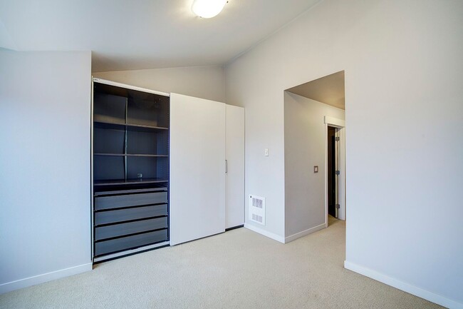 Building Photo - 2Bd/2.5Ba Seattle Townhouse