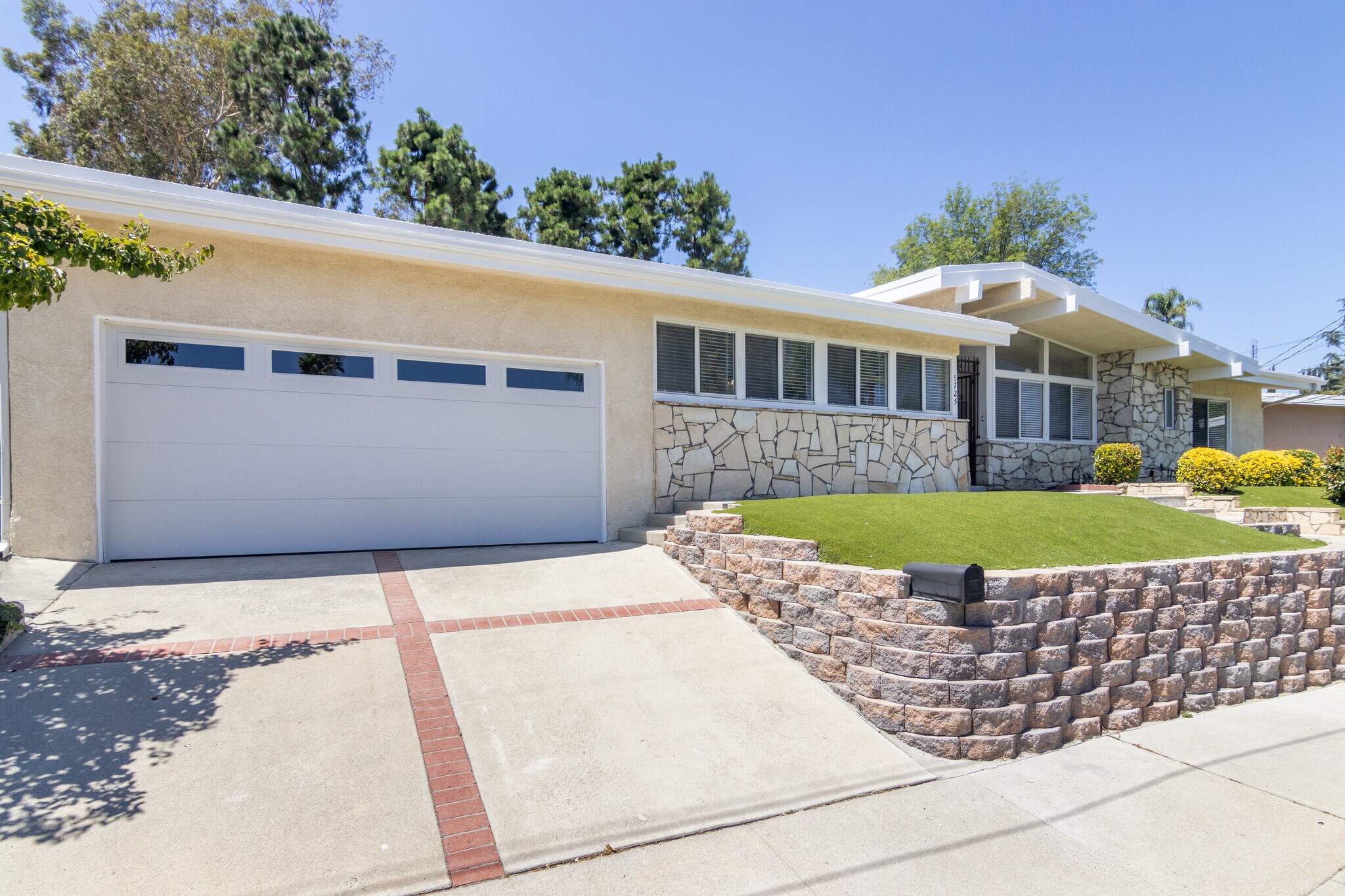 Building Photo - 5725 El Canon Ave