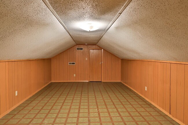 Building Photo - 4 BD, 2 BA Charming Brick Home in Dresden!