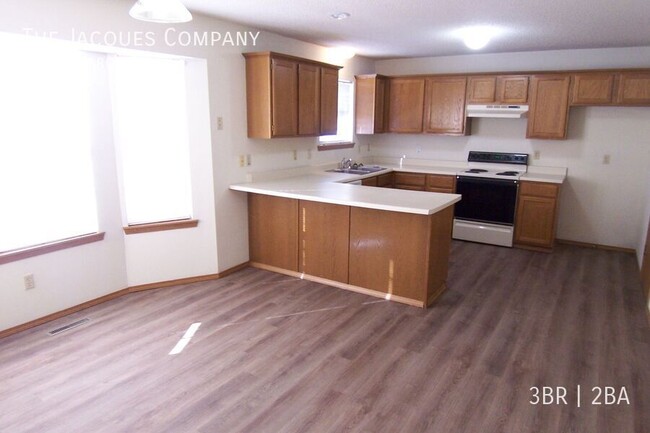 Building Photo - Very Clean 3 Bedroom 2 Bath 2 Car Garage V...