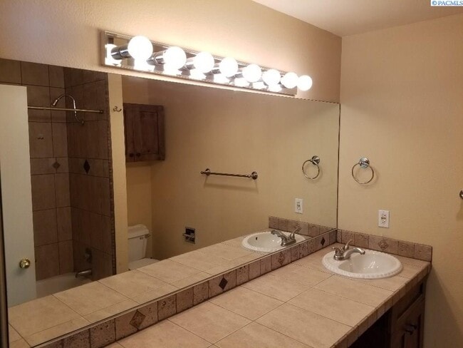 Building Photo - South Richland Townhouse for rent