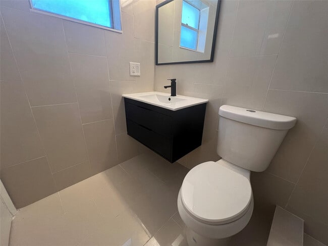 Building Photo - 3120 N Pine Island Rd