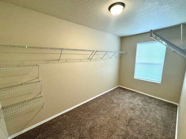 Building Photo - Spacious 5-Bedroom Home with 3-Car Garage in Nampa