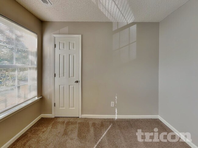 Building Photo - 11 Peridot Pl