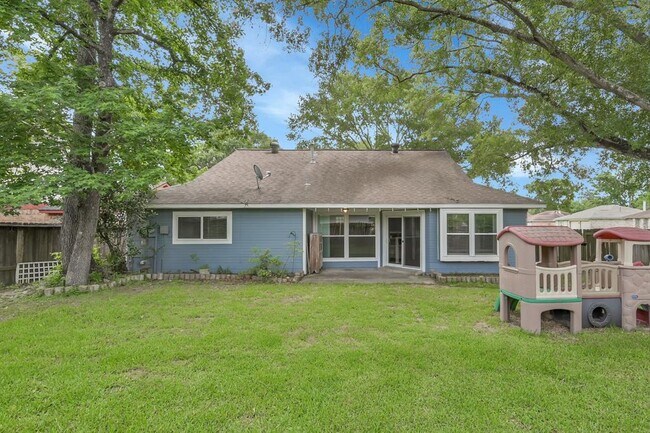 Building Photo - 2303 Whitelake Dr