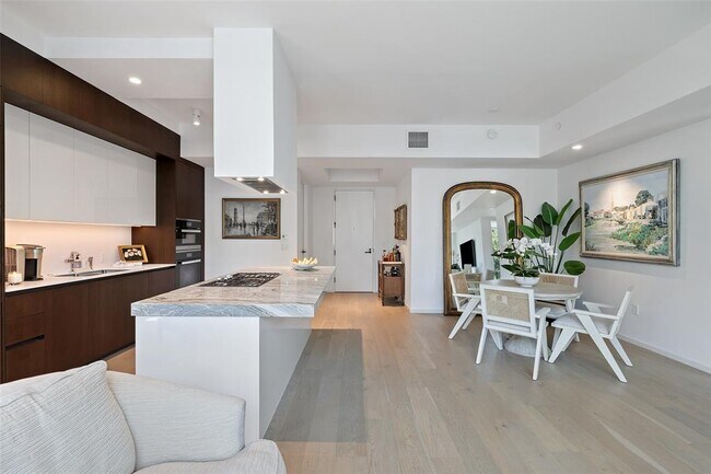 Primary Photo - 1211 W Riverside Dr