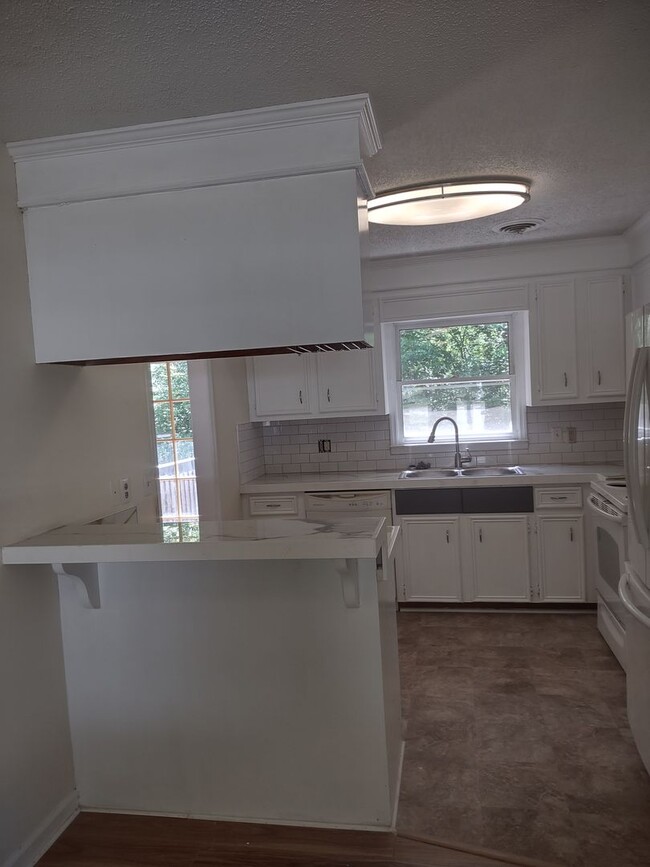Building Photo - Wonderful Three Bedroom Home in Northeast ...