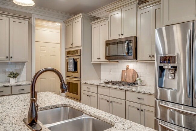 Building Photo - Custom built home in a great location in B...