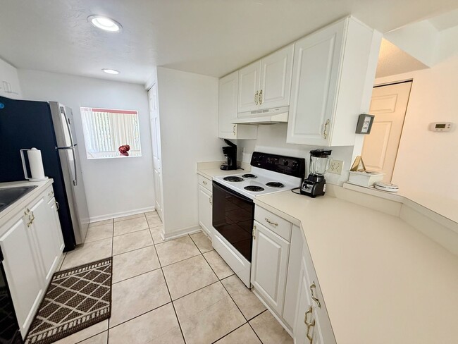 Building Photo - 2 bed 2 bath turnkey condo in Shorewalk