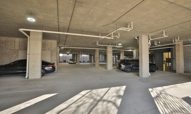 Building Photo - Top-Floor 1-Bedroom Condo in the Heart of Upper Kirby!