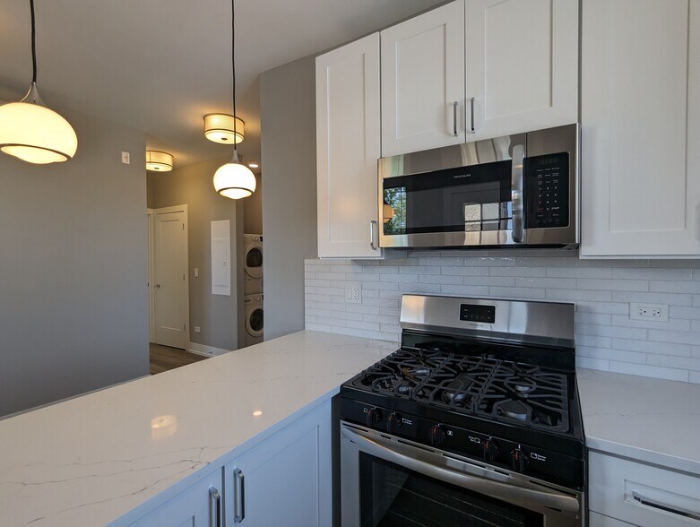 Building Photo - 3935 N Janssen Ave