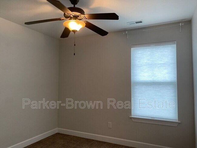 Building Photo - 5561 W Pkwy W