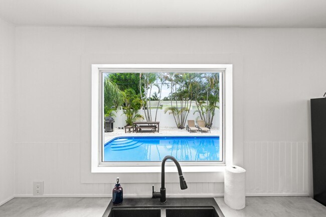 Building Photo - 19165 SE Homewood Ave